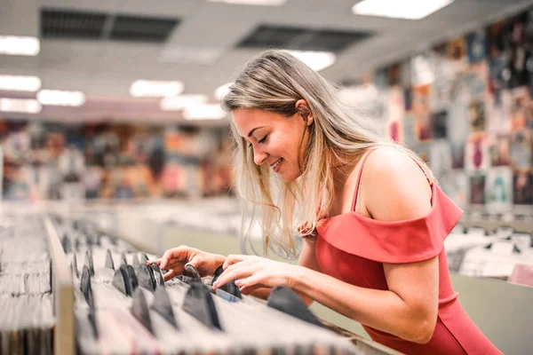 Chica Rubia Está Eligiendo Vinilo Una Tienda Música —  Fotos de Stock