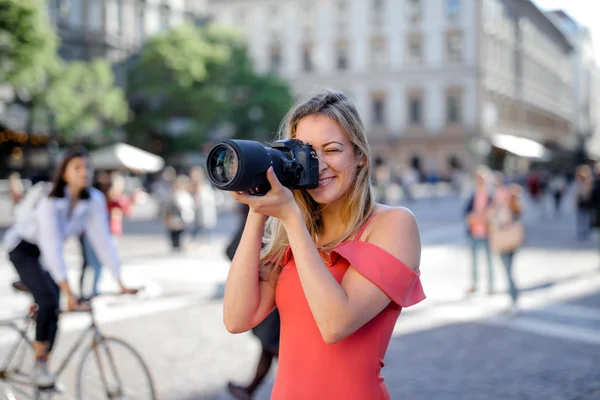 Blondes Mädchen Macht Ein Foto Der Stadt — Stockfoto