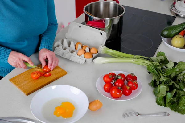 Kobieta Gotuje Warzywa — Zdjęcie stockowe