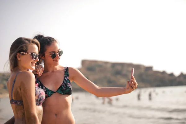 Duas Garotas Tiram Uma Selfie Praia — Fotografia de Stock