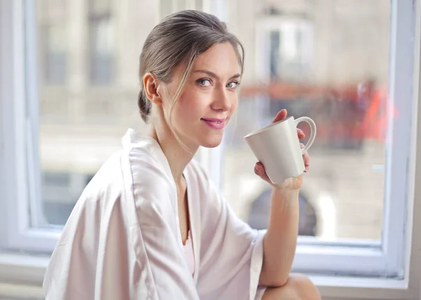 Blond Flicka Äter Frukost Nära Fönstret — Stockfoto