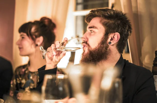 Menino Está Bebendo Vinho Jantar Elegante — Fotografia de Stock