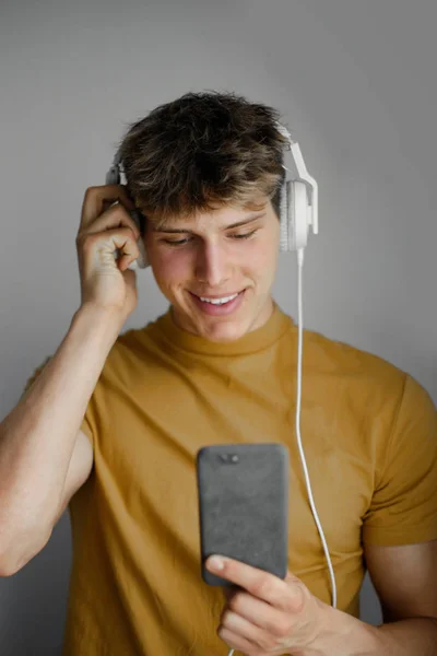 Rapaz Está Ouvir Música — Fotografia de Stock