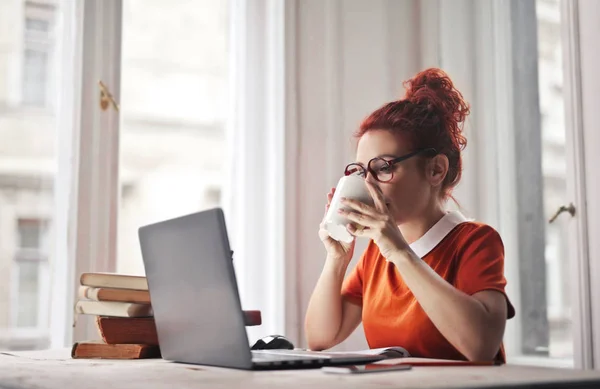 Une Fille Boit Café Pendant Elle Travaille Avec Son Ordinateur — Photo