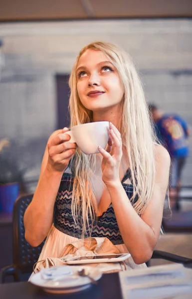 Blondes Mädchen Trinkt Cappuccino Einer Bar — Stockfoto