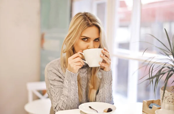 Een Meisje Drinkt Cappuccino — Stockfoto
