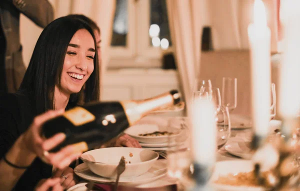 Sorrindo Menina Está Derramando Vinho — Fotografia de Stock