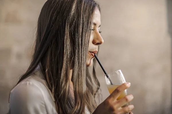 Het Meisje Drinkt Sap — Stockfoto