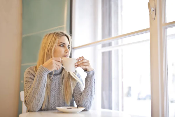 Blond Flicka Äter Frukost — Stockfoto