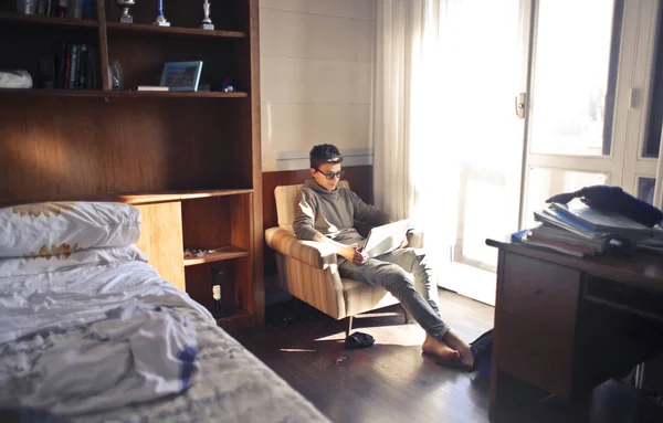 Adolescente Está Estudando Seu Laptop — Fotografia de Stock