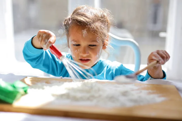 Kleines Dreckiges Mädchen Spielt Mit Mehl — Stockfoto