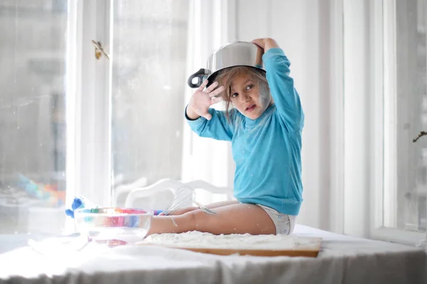 Uma Menina Suja Com Farinha — Fotografia de Stock