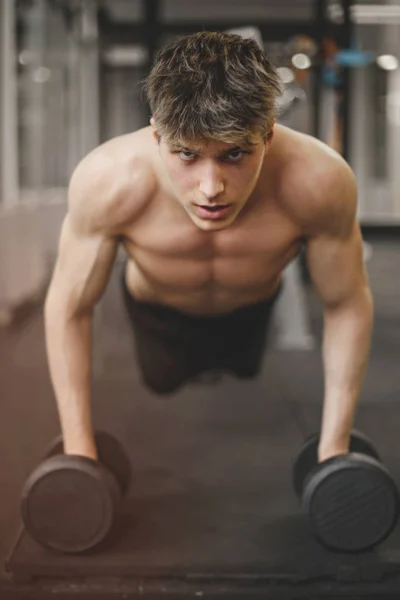 Rapaz Musculado Está Fazer Flexões — Fotografia de Stock