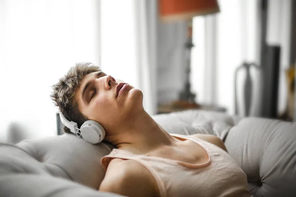 Muscled Boy Está Durmiendo Sofá Mientras Escucha Música —  Fotos de Stock