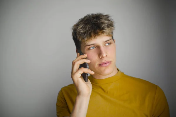 Een Jongen Belt Iemand Met Zijn Telefoon — Stockfoto