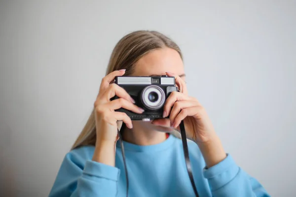 Chica Rubia Está Tomando Una Foto Con Una Cámara —  Fotos de Stock