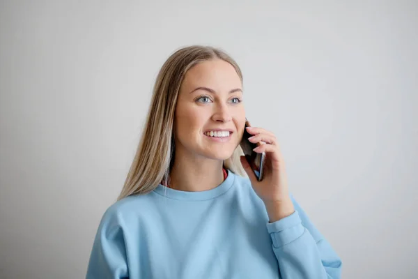 Ragazza Bionda Sta Chiamando Qualcuno — Foto Stock