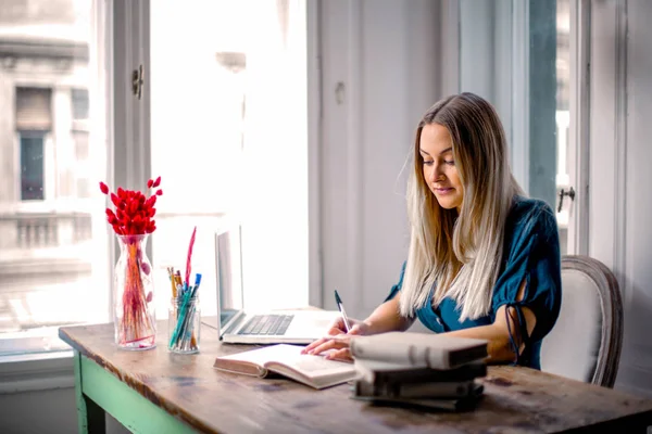 Una Ragazza Suo Studio Con Molti Libri Laptop — Foto Stock