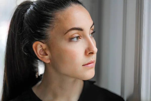 Una Chica Está Mirando Por Ventana — Foto de Stock