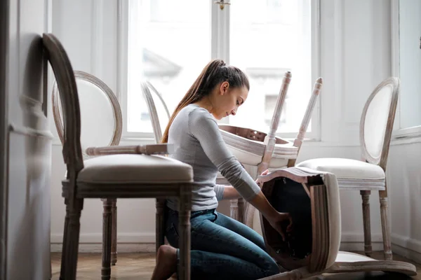 Menina Está Montando Cadeiras — Fotografia de Stock