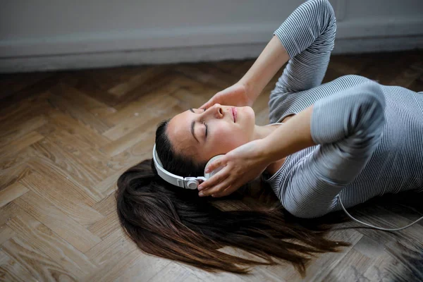 Menina Está Ouvindo Música Deitada Chão — Fotografia de Stock