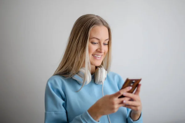 Chica Rubia Con Auriculares Está Enviando Mensajes Texto Delante Una —  Fotos de Stock