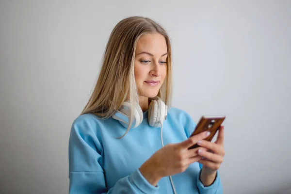 Chica Rubia Con Auriculares Está Enviando Mensajes Texto — Foto de Stock