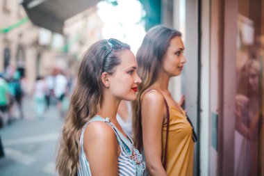 Pencere önünde iki sevgili.