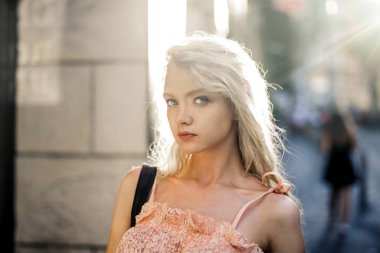 Şehirde sarışın bir kızın portresi.