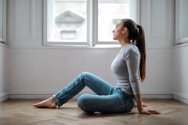 Uma Menina Sentada Chão Perto Janela — Fotografia de Stock