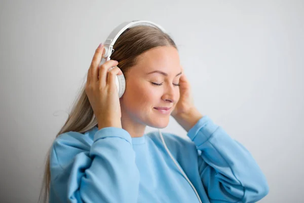 Blonde Girl Listening Music — Stock Photo, Image