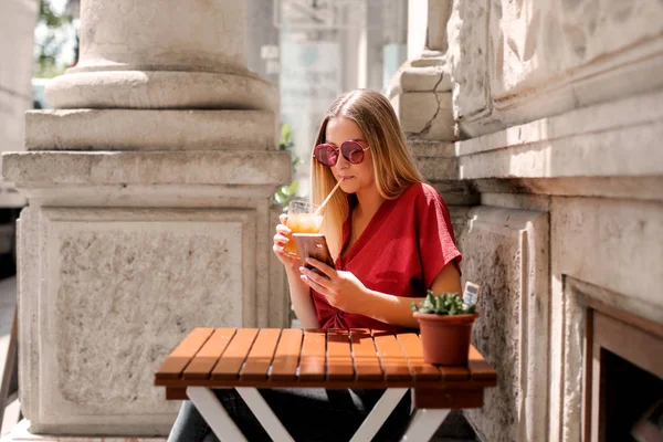 Moda Menina Está Bebendo Enquanto Está Sentando Mensagens Texto Bar — Fotografia de Stock