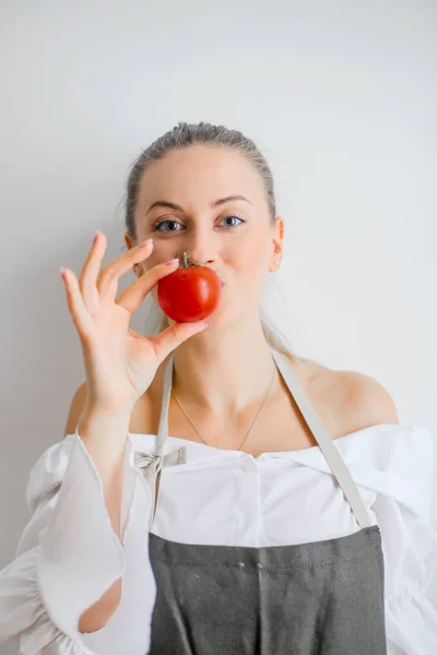 Mulher Está Beijando Tomate — Fotografia de Stock