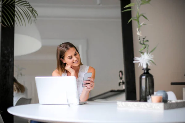 Blondes Mädchen Arbeitet Mit Laptop Und Handy — Stockfoto