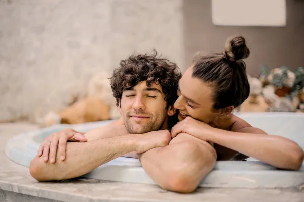 Amoureux Dans Une Baignoire — Photo