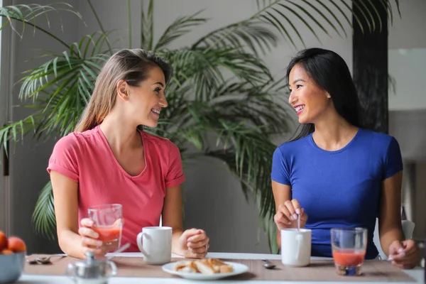 Duas Mulheres Tomam Pequeno Almoço Juntas — Fotografia de Stock