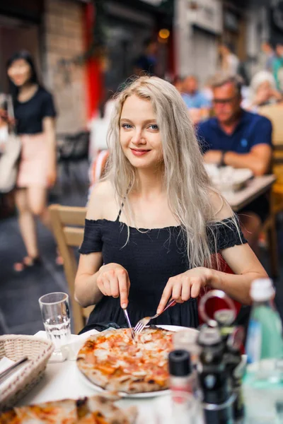 Menina Loira Está Comendo Pizza Restaurante — Fotografia de Stock