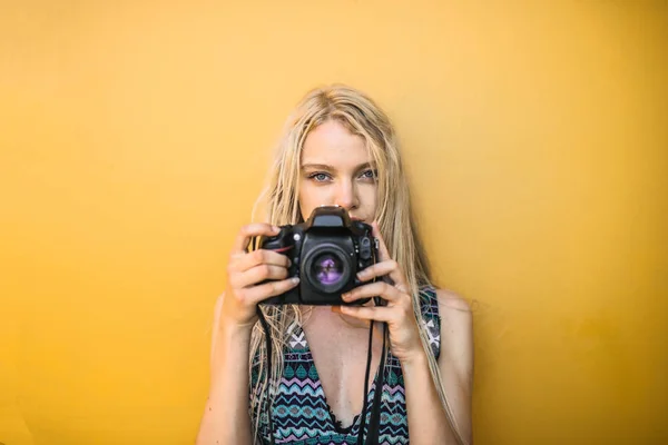 Chica Rubia Está Tomando Una Foto Con Reflejo —  Fotos de Stock