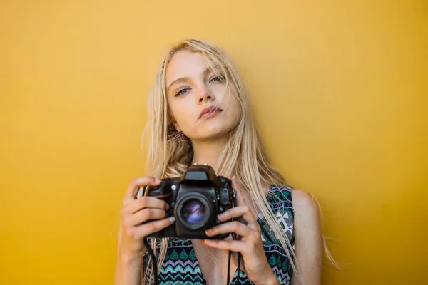 Blond Meisje Met Een Reflex — Stockfoto