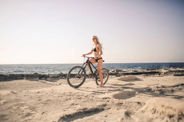 Menina Loira Está Montando Uma Bicicleta Lugar Bonito — Fotografia de Stock