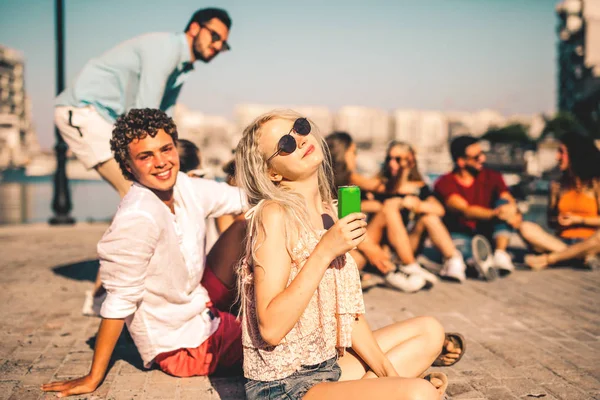 Freunde Sitzen Hafennähe — Stockfoto