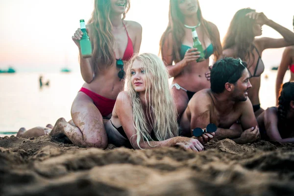 Les Amis Sont Allongés Sur Plage — Photo