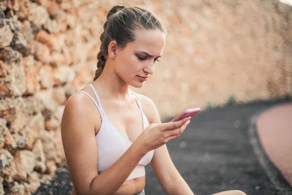 Een Meisje Sms Tijdens Training — Stockfoto