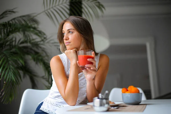 Frau Trinkt Saft Zum Frühstück — Stockfoto