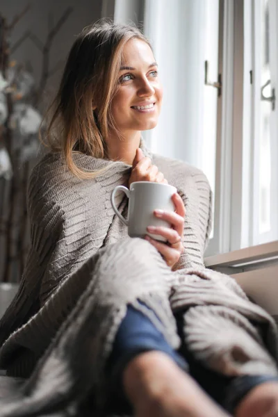 女が窓の後ろでお茶を飲む — ストック写真