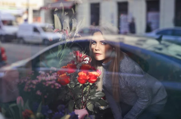 Blonde Girl Flowers Shop — Stockfoto