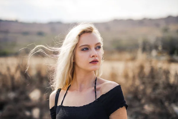 Portret Van Een Blond Meisje Natuur — Stockfoto