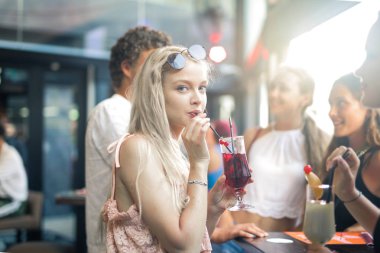 Arkadaşlar barda bir şeyler içer.