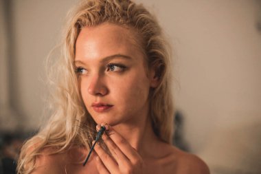 Mavi yusufçuk ile sarışın kız