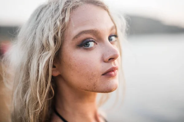Portret Van Een Blond Meisje Het Strand — Stockfoto